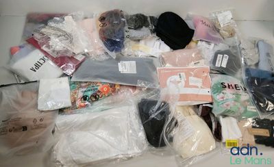un tas de vêtements et d'autres objets qui se trouvent dans une boîte