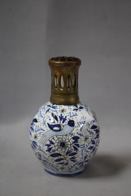 un vase bleu et blanc posé sur une surface blanche
