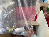 un sac de nourriture qui se trouve dans une boîte