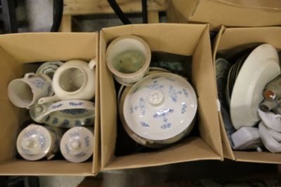 deux boîtes contenant des tasses et des bols