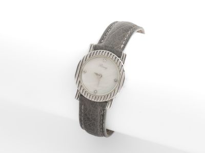 une image d'une montre-bracelet sur une surface blanche avec un fond blanc