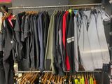 beaucoup de vêtements et de parapluies suspendus à un porte-manteau