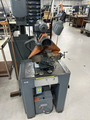 une machine placée au milieu d'une pièce
