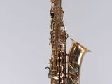 un gros plan d'un saxophone sur fond blanc