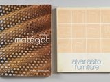 deux livres sont posés l'un à côté de l'autre sur une table