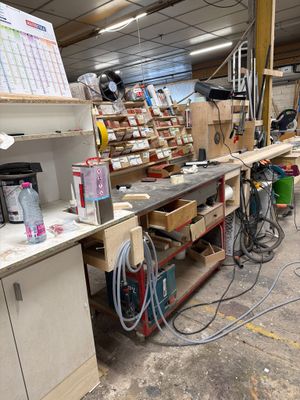 une photo d'un établi dans un atelier, sur lequel sont posés de nombreux outils