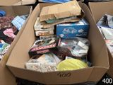 une boîte en carton remplie de toutes sortes de jouets