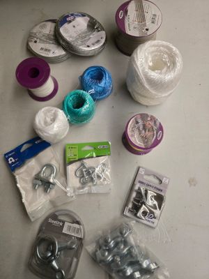 une table sur laquelle sont posés un tas de fils et des ciseaux