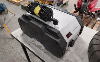 une petite machine posée sur une table