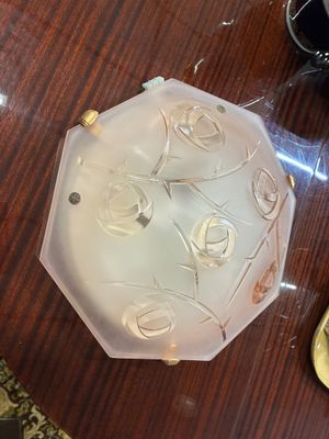 un objet en verre posé sur une table, à côté d'une paire de chaussures