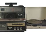 une radio et un tourne-disque placés l'un à côté de l'autre