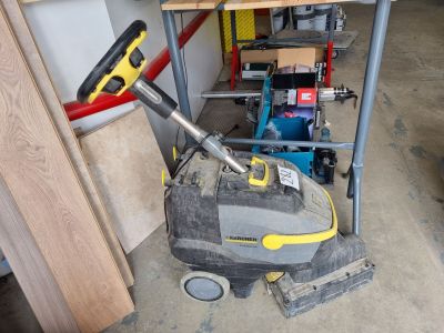 une machine posée sur le sol du garage