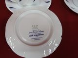 une assiette blanche ornée d'un motif bleu et blanc