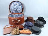 de nombreux chapeaux et sacs de toutes sortes posés sur la table