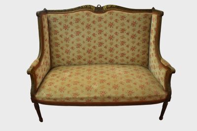 une image d'une chaise avec un dossier et des accoudoirs tapissés de fleurs