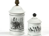 une paire de salières et poivrières en porcelaine noire et blanche ornées de chevaux