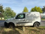 une camionnette blanche garée sur le bord de la route