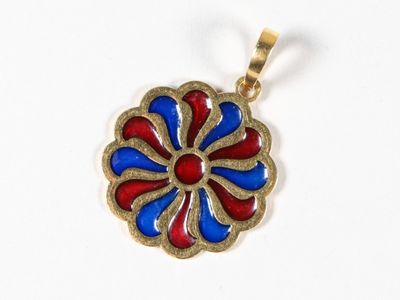 une image représentant un pendentif en forme de fleur rouge, blanche et bleue sur fond blanc