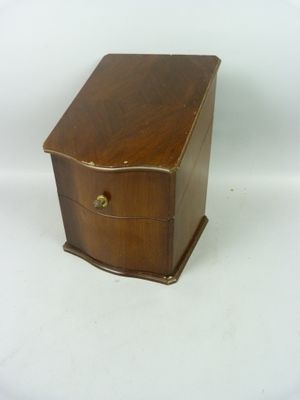 une petite boîte en bois surmontée d'un tiroir