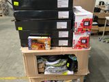 une pile de cartons posée sur un chariot dans un entrepôt