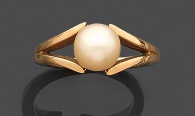 une bague en or 18 carats sertie d'une perle de culture
