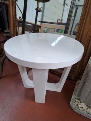 une table blanche posée sur un sol rouge