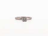 gros plan d'une bague en diamant sur fond blanc