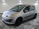 la photo d'une petite voiture argentée garée dans un garage