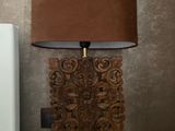 une lampe posée sur une table blanche
