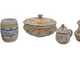 quatre types différents de vases et de récipients sur fond blanc