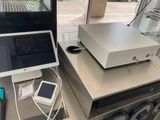 un ordinateur portable et une tablette posés sur une table devant une machine