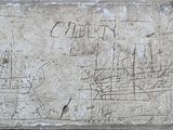 une plaque en pierre sur laquelle est représenté un bateau