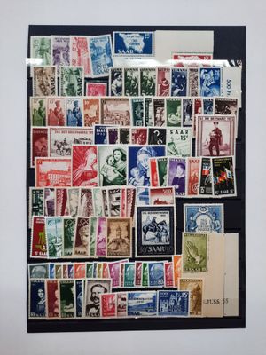 une photo d'une photo d'une collection de timbres