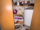 une petite armoire remplie d'objets