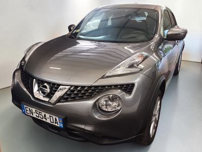 une Nissan Juke argentée garée dans un showroom