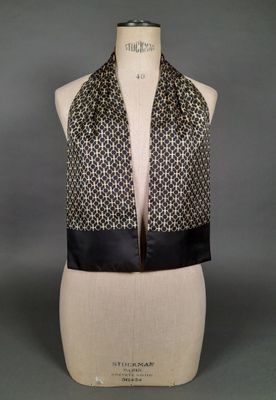 une écharpe noire et blanche sur un mannequin, un mannequin, un mannequin, un mannequin, un mannequin, un mannequin, un mannequin, un mannequin, un mannequin, un mannequin, un mannequin, un mannequin, un mannequin, un mannequin, un mannequin, un mannequin, un mannequin, un mannequin, un mannequin, un mannequin, un mannequin, un mannequin, un mannequin, un mannequin, un mannequin, un mannequin, un mannequin, un mannequin, un mannequin, un mannequin, un mannequin, un mannequin, un mannequin,
