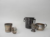 trois coupes en argent et un vase en argent sur fond blanc
