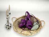 un panier contenant des chaussures violettes et un vase rempli de fleurs