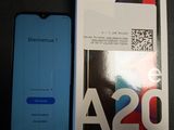 un emballage de Samsung A20 à côté d'un emballage de Samsung A20