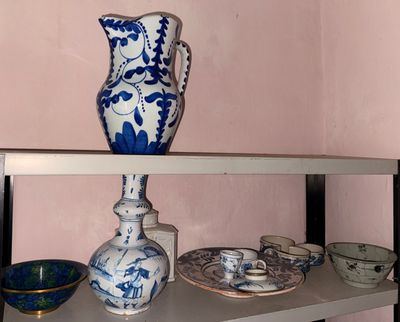 un vase bleu et blanc posé sur une étagère