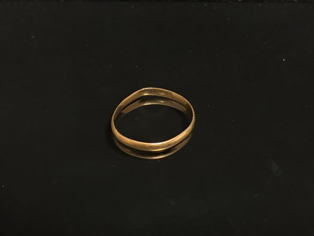 Alliance en or 18 carats 750 millièmes. PB : 1,84gr. En règle, no...
