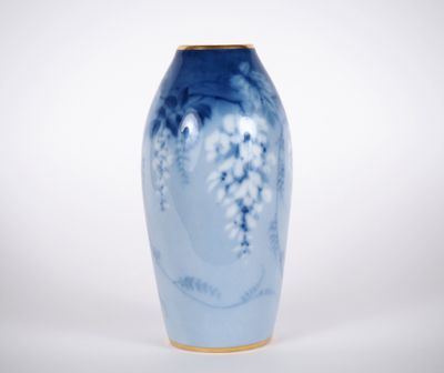 LIMOGES. Vase ovoide en porcelaine à décor en camaieu bleu d…