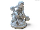 une statue représentant une femme avec un enfant sur les genoux