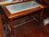 une table sur laquelle est posée une carte, dans un coin de la pièce