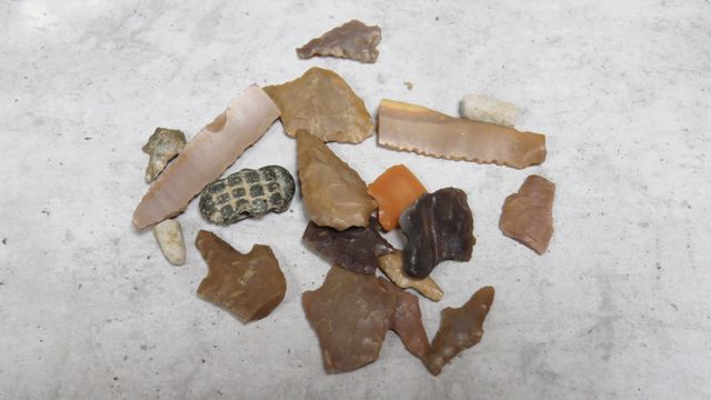Lot de pointes et petites lames en silex taillé