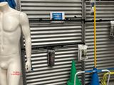 un mannequin masculin dans un magasin, coiffé d'un chapeau bleu