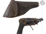un vieux revolver avec un étui en cuir et un fourreau, sur fond blanc