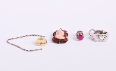 420 Lot : élément de chaine et boucle d'oreille isolée en or…