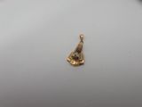 un gros plan d'un pendentif en or orné d'un chat