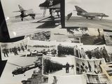 une vieille photo en noir et blanc représentant une pile de vieilles photos